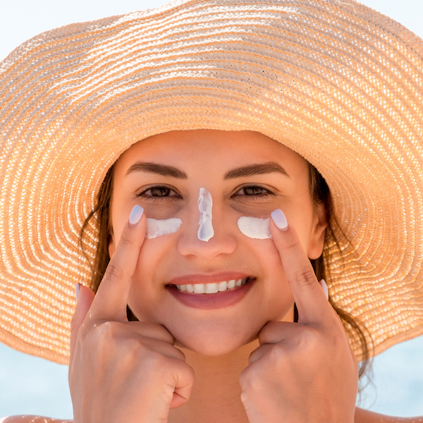 woman applying sunscreen